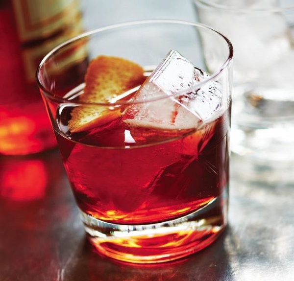 Как приготовить коктейль Негрони (ВИДЕО)