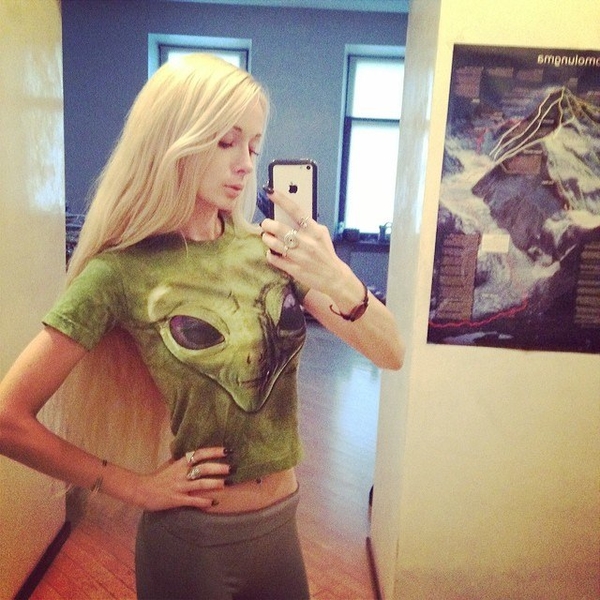 Одесская Барби в футболке пришельца поговорила с фанатами