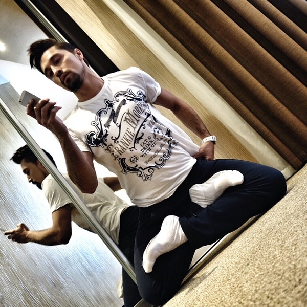 Дима Билан похвастался растяжкой в позе лотоса