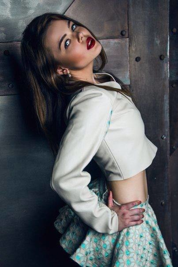 Алина Гросу показала новую фотосессию: Яркая помада и мини-юбка