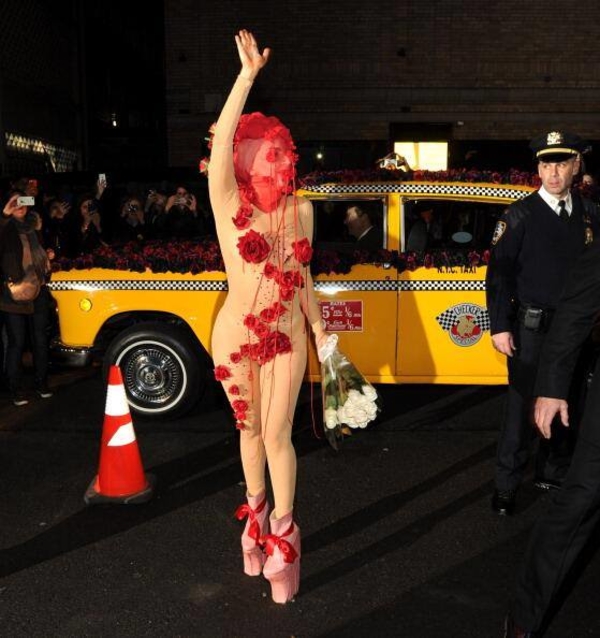 Lady GaGa удивила новым образом: Розы и красная фата