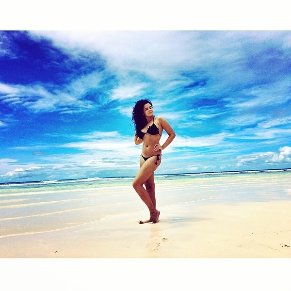 Настя Каменских похвасталась формами в бикини