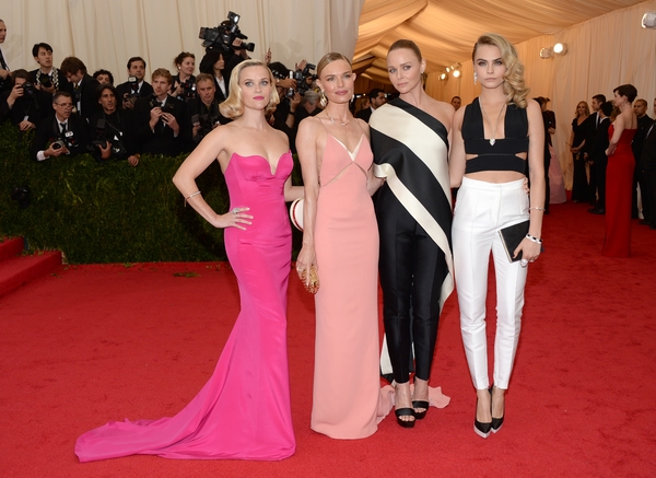 Звезды показали шикарные наряды на балу в Нью-Йорке