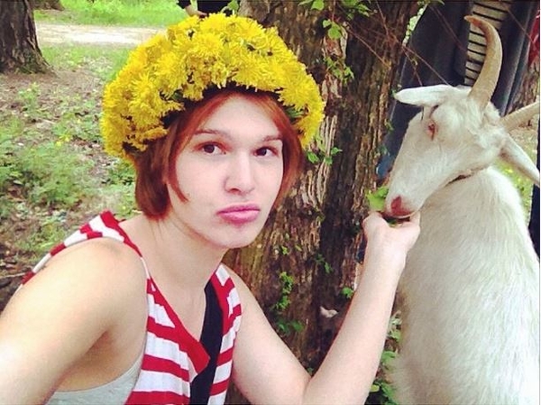 Борис Апрель с одуванчиками на голове устроил фотосессию с козой