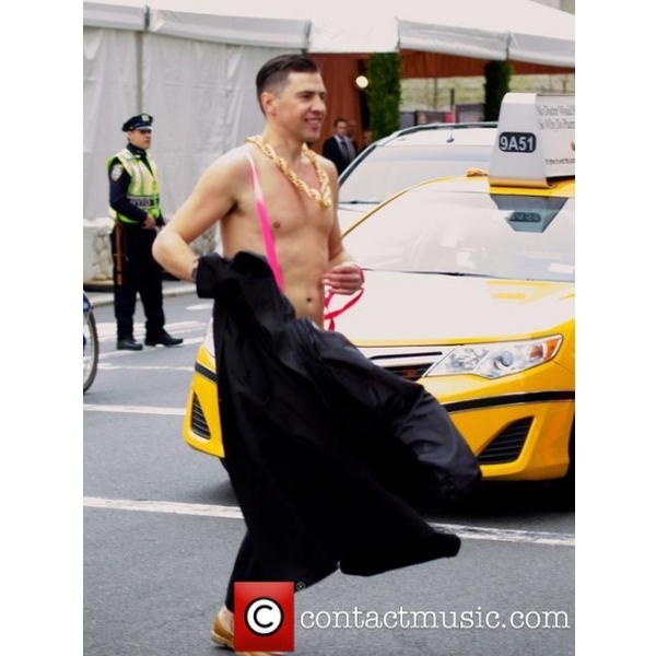 Украинский журналист в розовых стрингах пришел на бал в Нью-Йорке