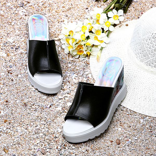 На высоте: стильные образы с обувью на платформе