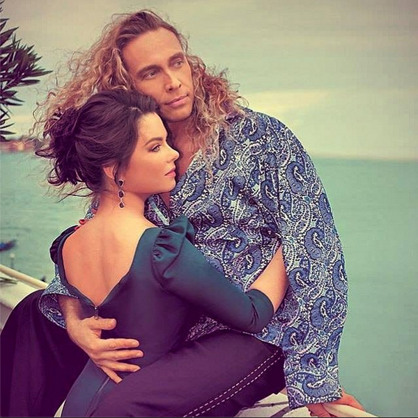 Королева и Тарзан занялись сексом на пляже (видео) - intim-top.ru
