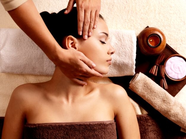 Как сохранить молодость шеи и декольте