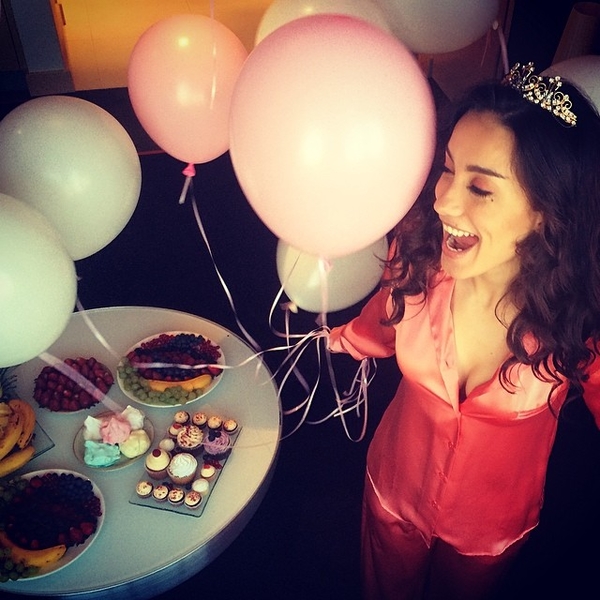 Виктория Дайнеко отмечает день рождения в пижаме и с короной на голове