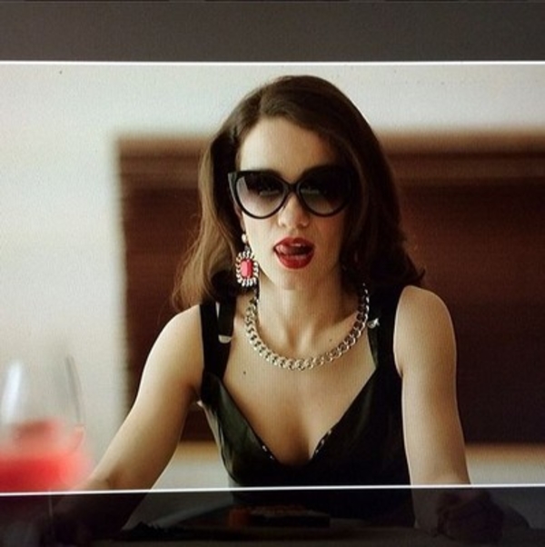 Виктория Дайнеко сняла смелый клип: Чулки, цепи и эротические сцены