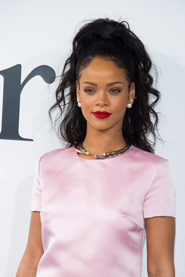 Модный конфуз: Рианна надела слишком облегающее платье