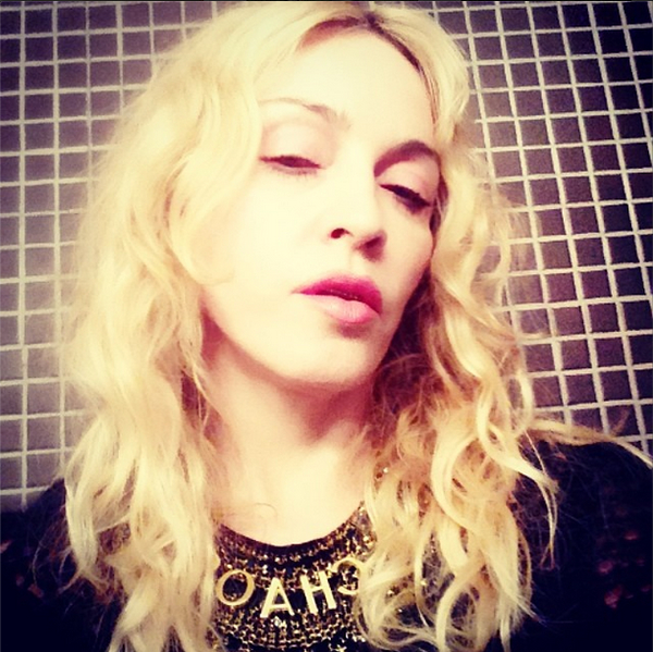 Мадонна показала фото из ванной: Певица купается при свечах