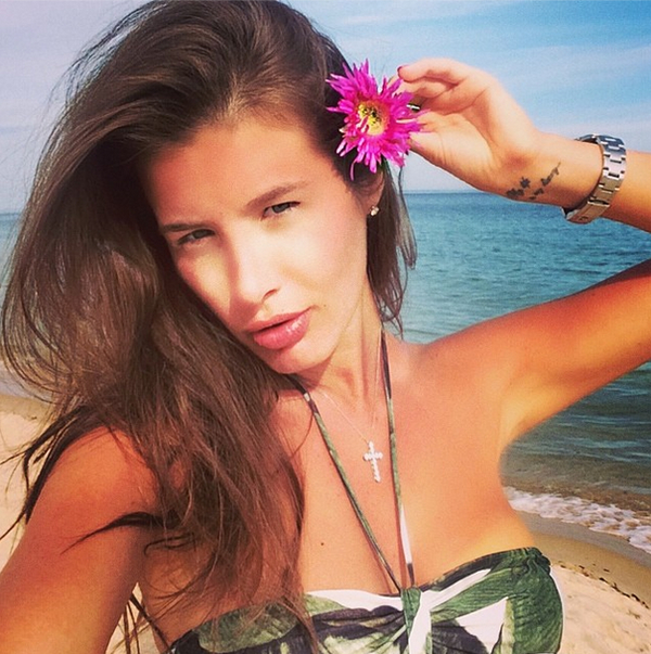 Кэти Топурия отдыхает на Сардинии: Фото певицы в бикини