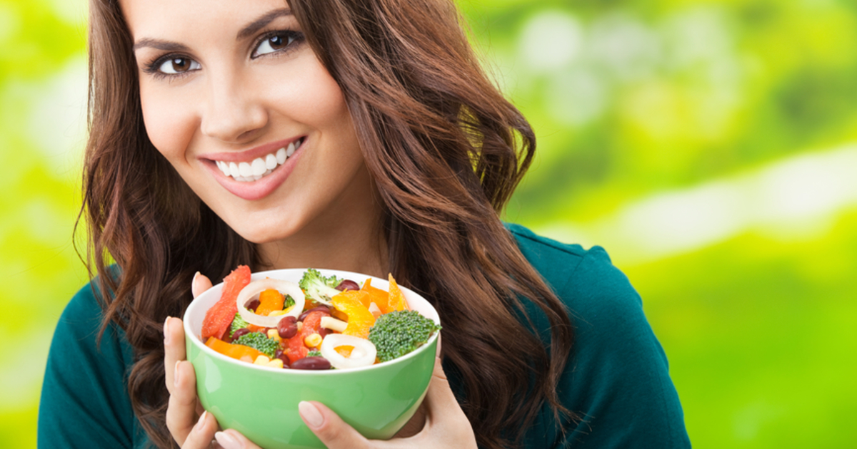 Тренинг продукты. Еда на женщине. Здоровое питание девушка. Девушка с едой. Человек с едой.