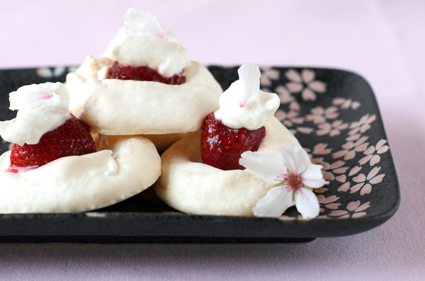 Как приготовить пирожные из безе и клубники (ВИДЕО)