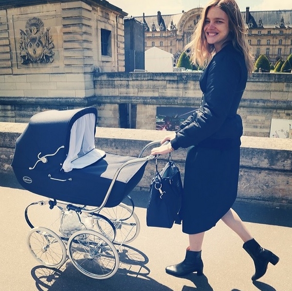 Супермодель Наталья Водянова показала фото с новорожденным сыном