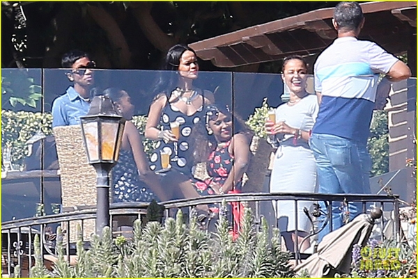 Рианна провела День матери с семьей в Малибу