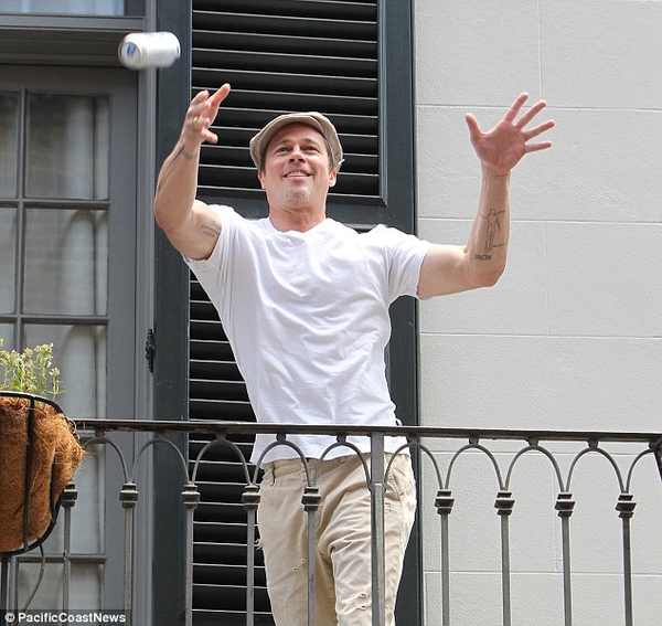 Брэд Питт и Мэтью Макконахи устроили футбол на балконе