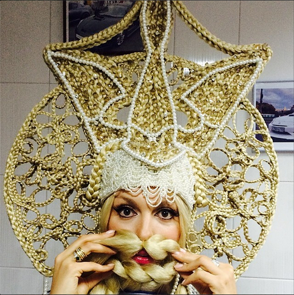 Оля Полякова поддержала украинцев, надев кокошник в виде герба