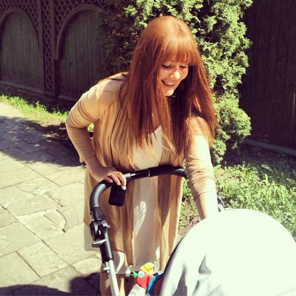 Мария Кожевникова показала фото с коляской на прогулке