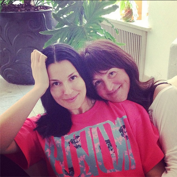 Беременная Маша Ефросинина показала фото с мамой