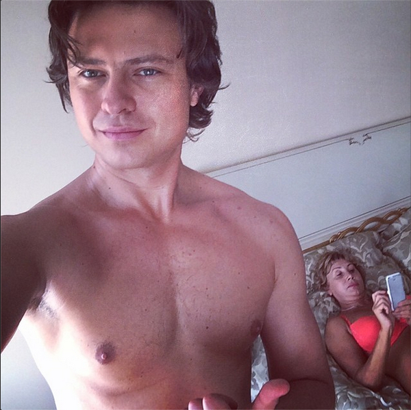 Прохор Шаляпин с женой спасаются от жары без одежды