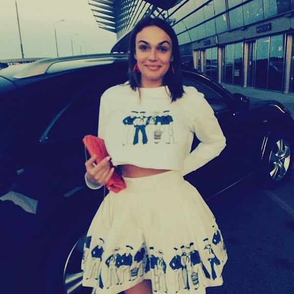 Звезда шоу Дом 2 Алена Водонаева осваивает танцы на пилоне