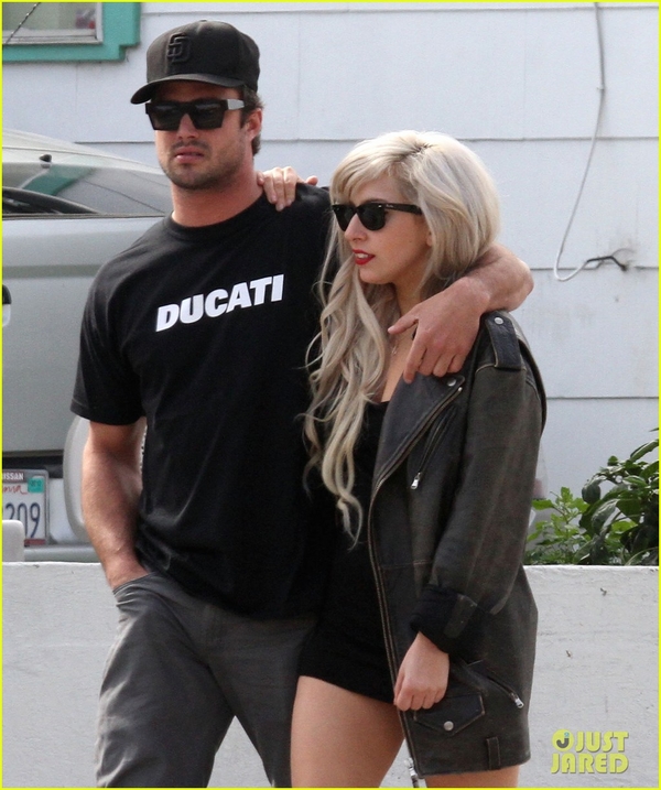 У Lady GaGa и ее парня необычное хобби: Они рисуют неприличные картины