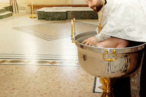 Нужно ли крестить ребенка и когда