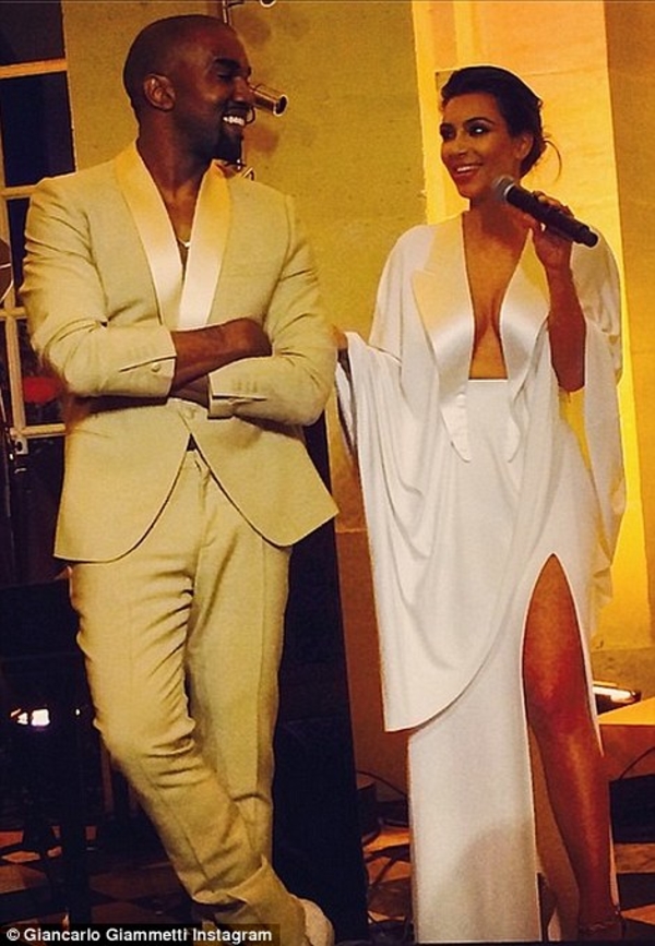 День до свадьбы: Ким Кардашян вышла в свет с глубоким декольте