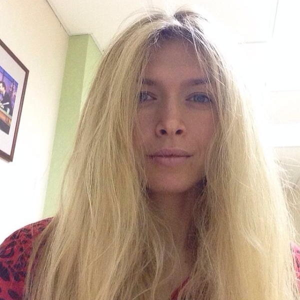 Вера Брежнева на природе занимается йогой с дочерью