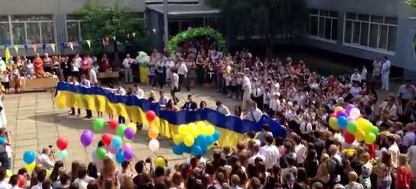 Выпускники станцевали прощальный вальс под Воины света