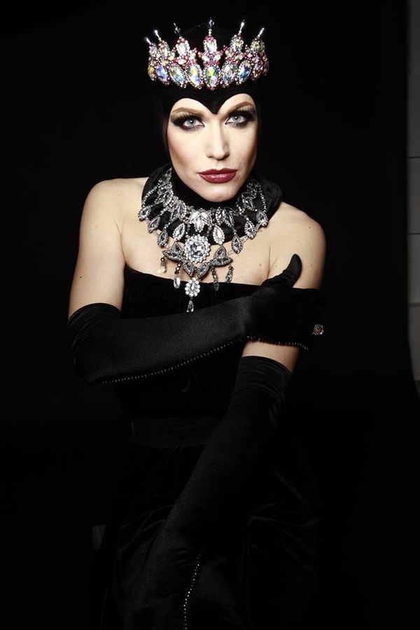 Монро предстала в образе Малефисенты: Уничтожу взглядом