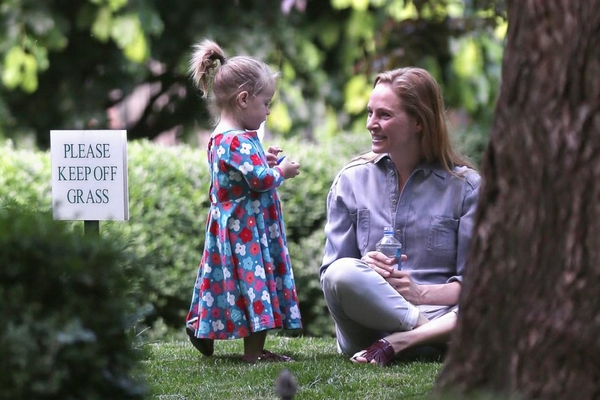 Уму Турман застали на прогулке с младшей дочерью