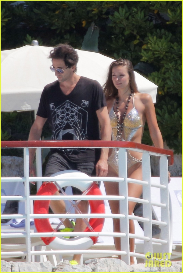 Эдриан Броуди отдыхает с юной российской моделью