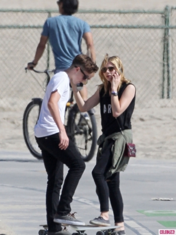 15-летний сын Бэкхемов встречается с 17-летней актрисой Хлоей Моретц