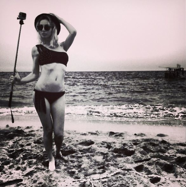 LOBODA показала фигуру в купальнике