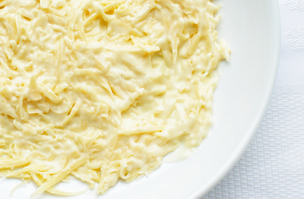 Как приготовить закуску из сыра с майонезом и чесноком (ВИДЕО)