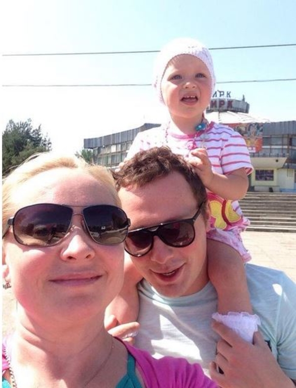 Пермякова показала семейное фото: Доченька – у бабушки, мама – на работу