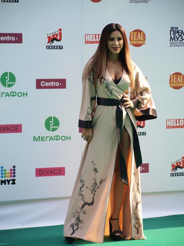 МУЗ-ТВ 2014: Ани Лорак вышла на московскую сцену в кожаном купальнике