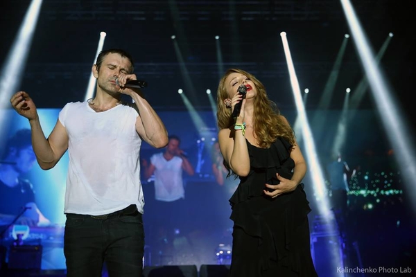 Тина Кароль в черном платье спела со Святославом Вакарчуком