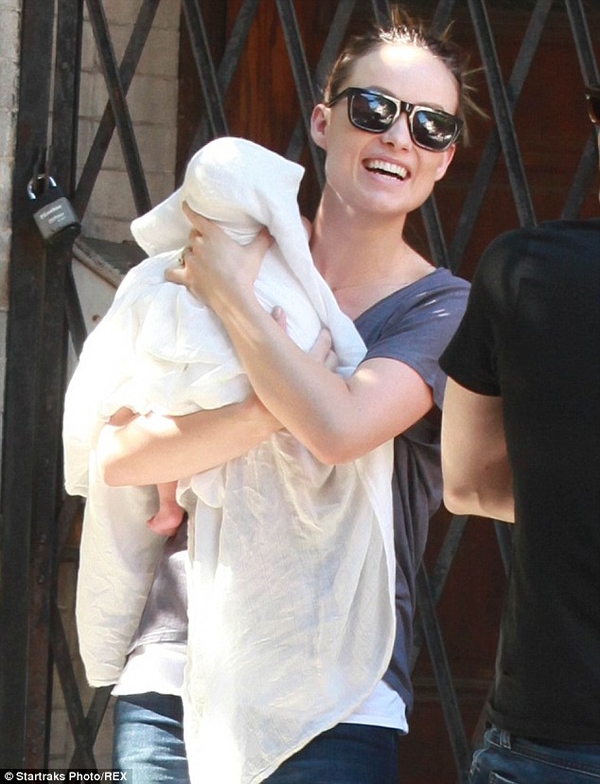 Оливию Уайлд застали на прогулке с двухмесячным сыном