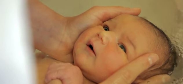 Купание новорожденного: Самое трогательное видео