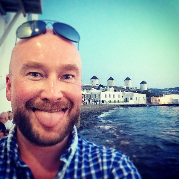 Ведущий Битвы экстрасенсов улетел на отдых в Грецию