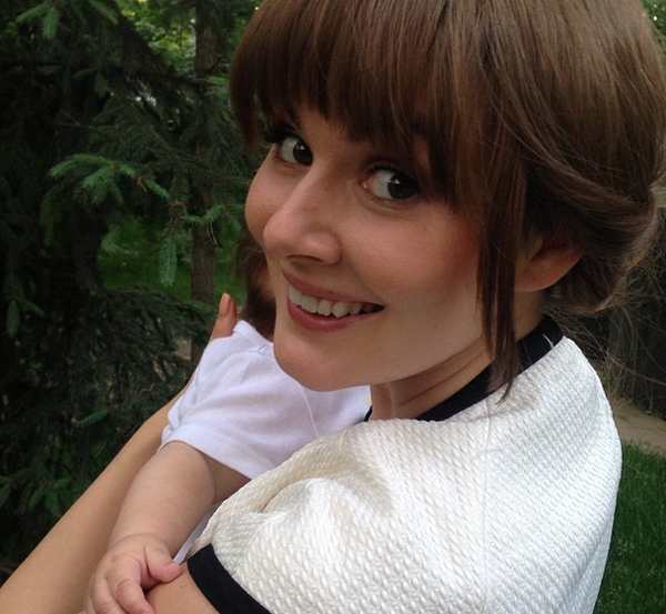 Мария Кожевникова с ребенком на руках поздравила россиян с праздником