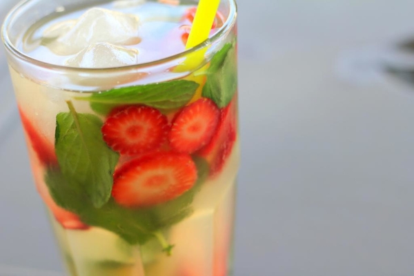 Как приготовить холодный зеленый чай с клубникой (ВИДЕО)