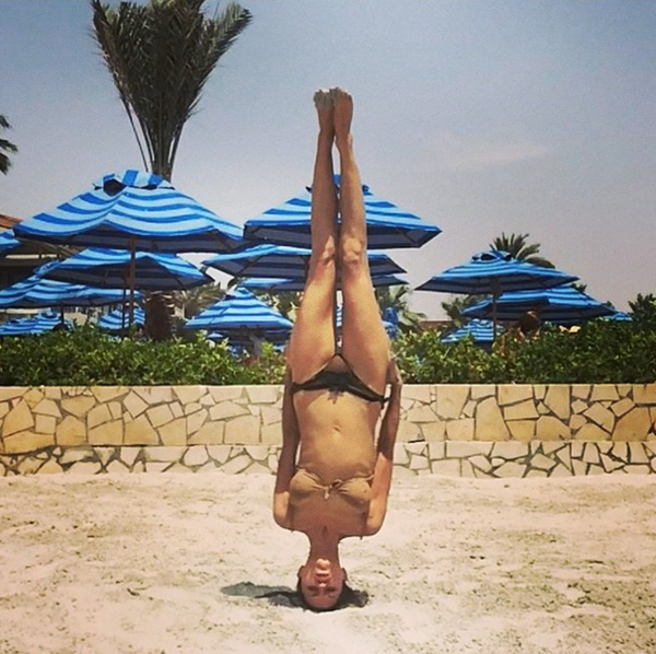 Виктория Боня похвасталась стойкой на голове