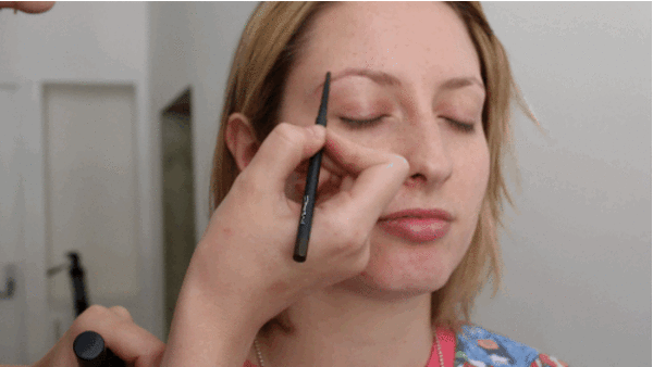 Идеальный изгиб: Как правильно подкрашивать брови