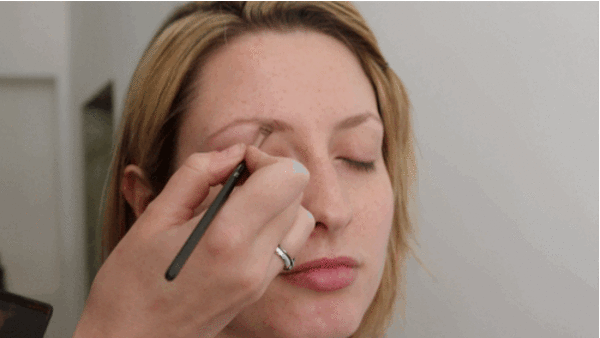 Идеальный изгиб: Как правильно подкрашивать брови