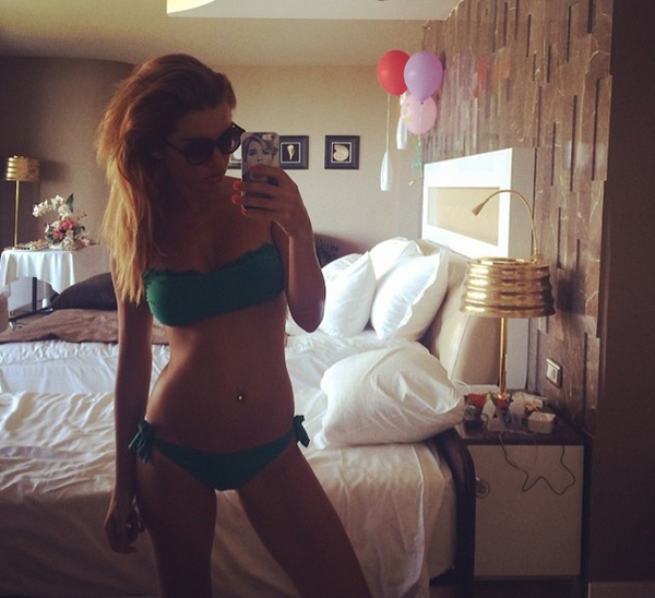 Ксения Бородина похвасталась фигурой в купальнике